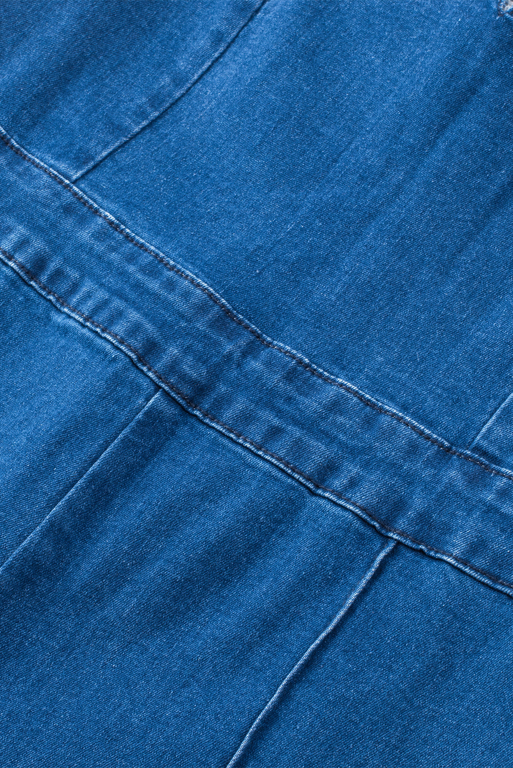 Combinaison en jean bleue à bretelles fines et encoche en V