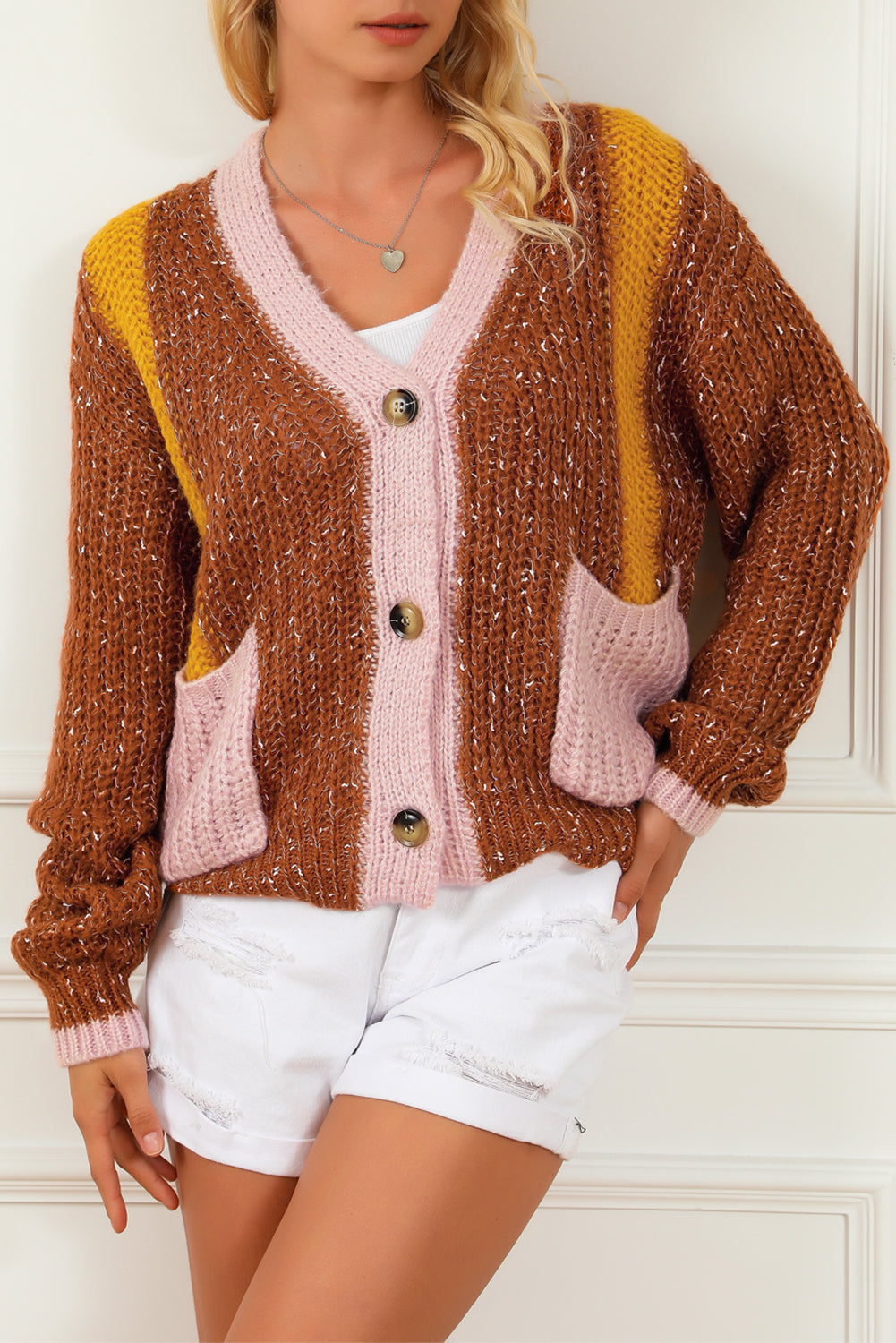 Rjav pulover z dvojnimi žepi in barvnimi bloki