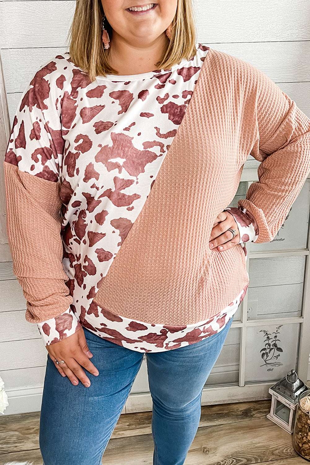 Ružičasta majica s kravljim mrljama u boji i dugim rukavima veće veličine
