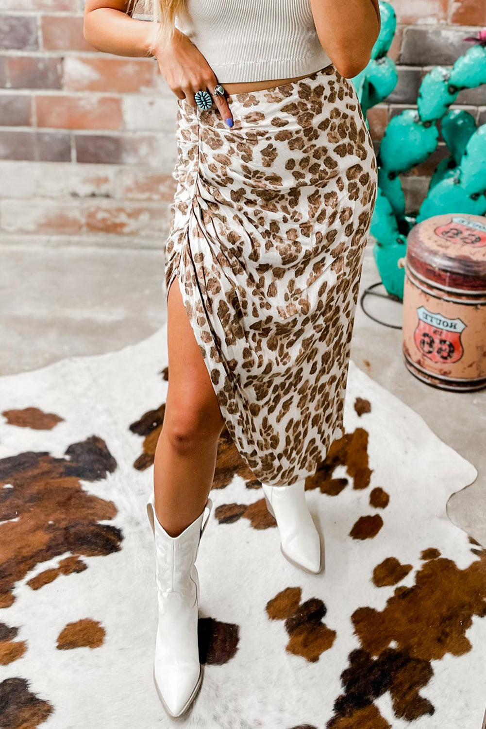 Jupe mi-longue froncée kaki à imprimé léopard sur le côté