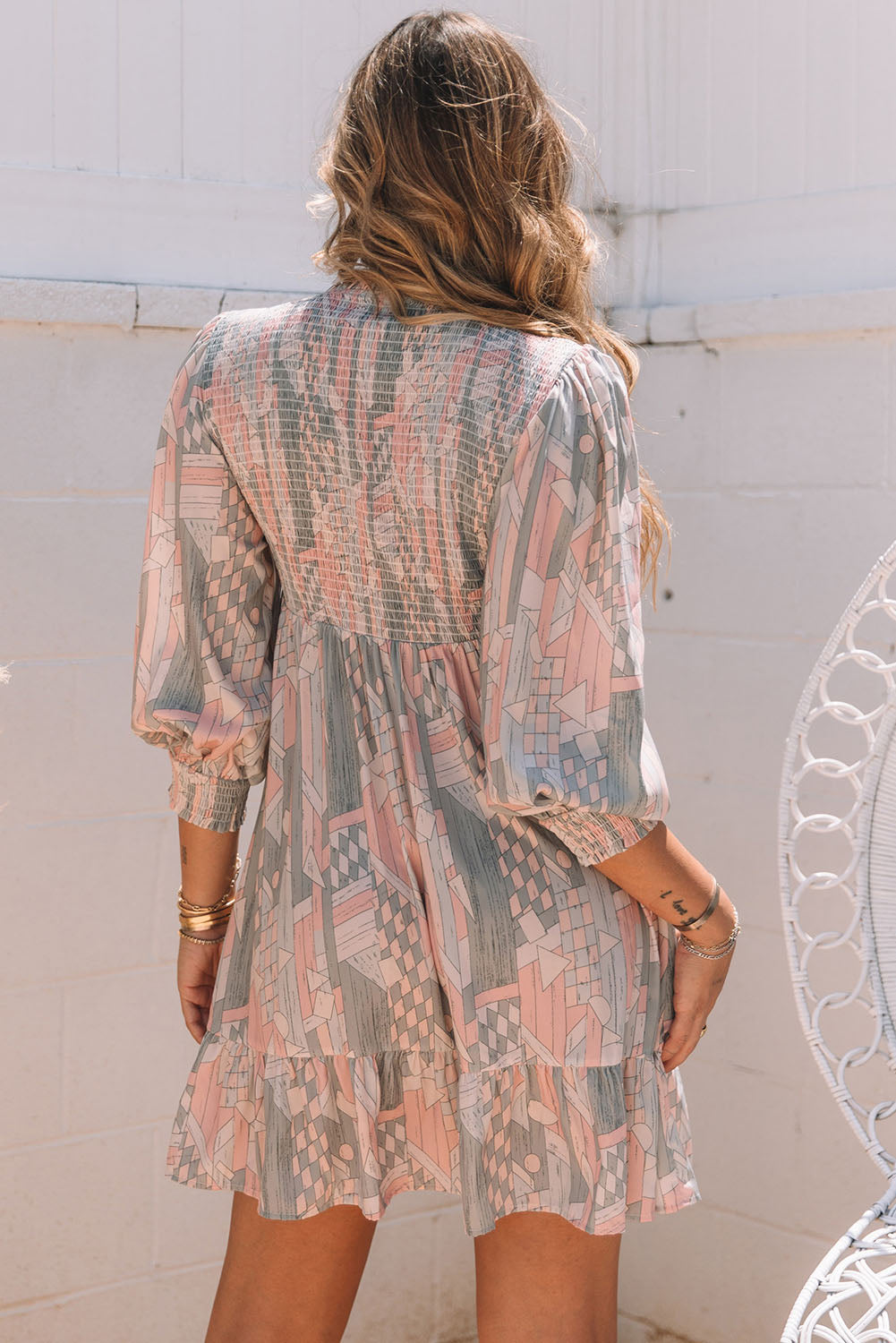 Višebojna mini haljina s abstraktnim printom s V izrezom i volanima