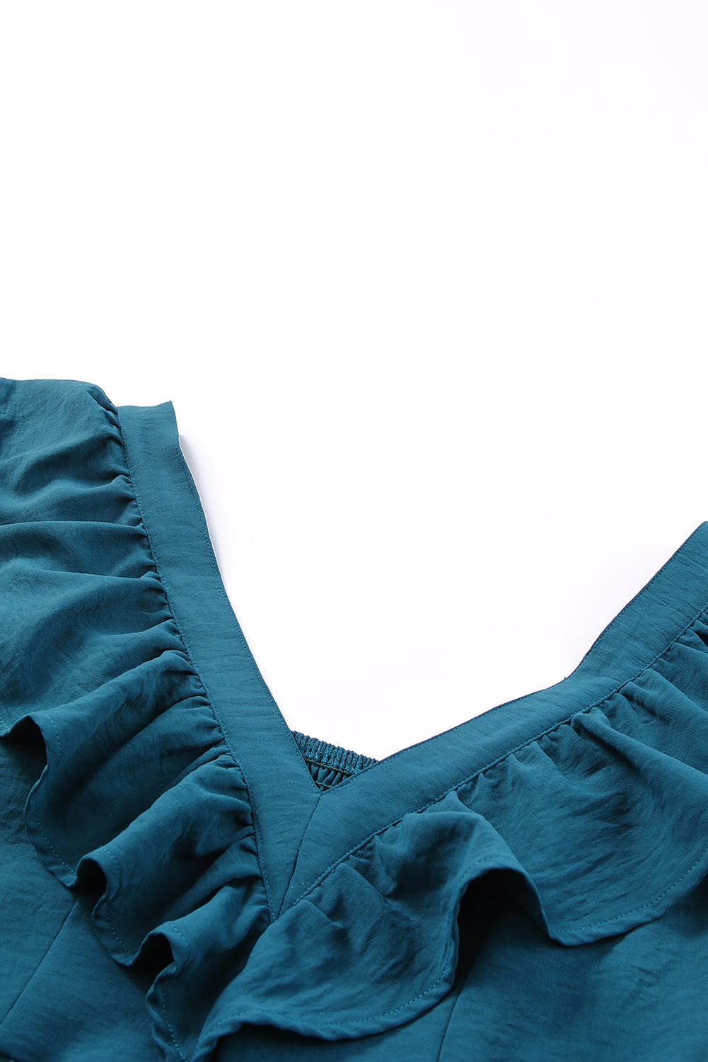 Mini-robe bleue à volants et col en V dans le dos smocké