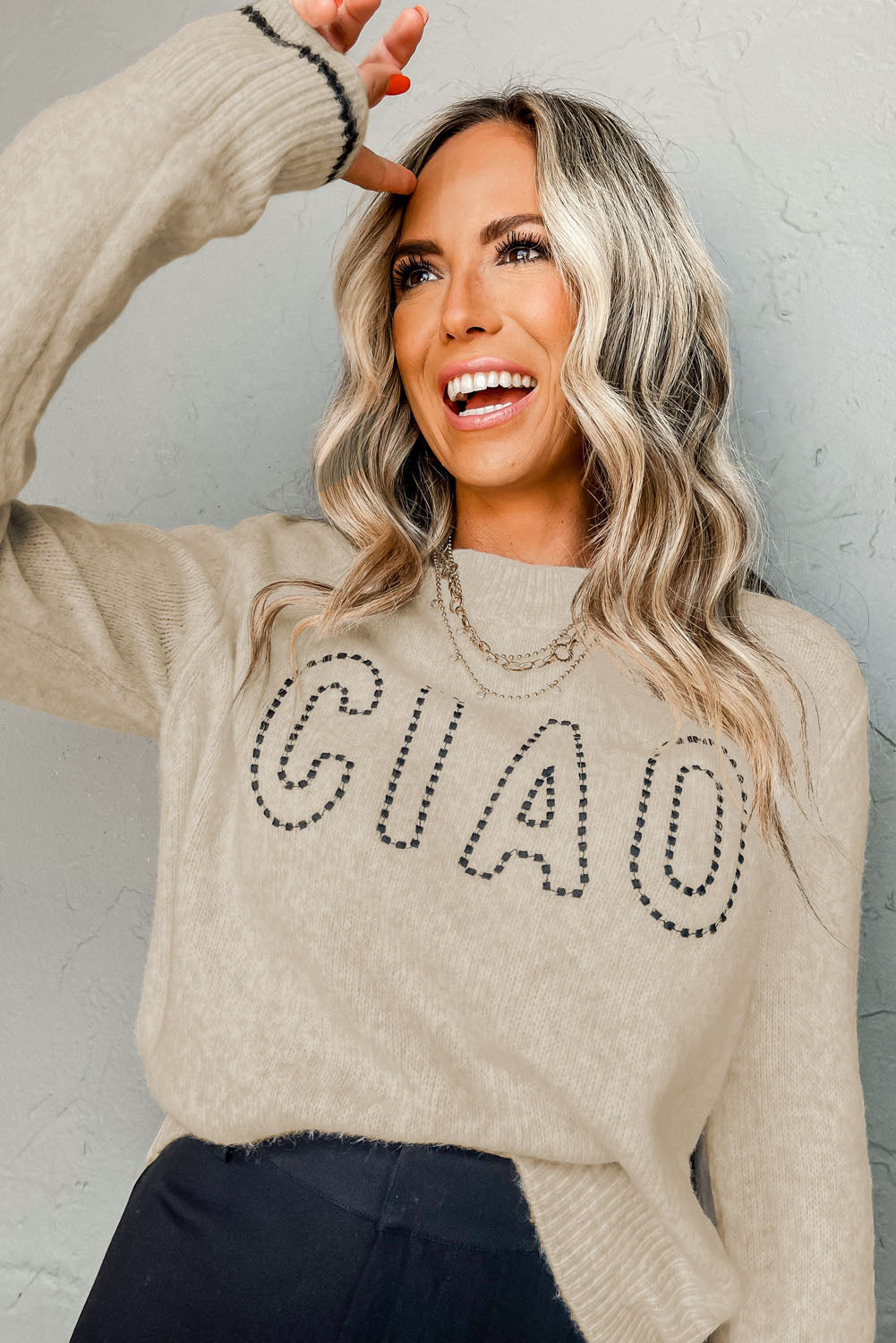 Haferflockenfarbener CIAO-Pullover mit Rundhalsausschnitt und Buchstabengrafik