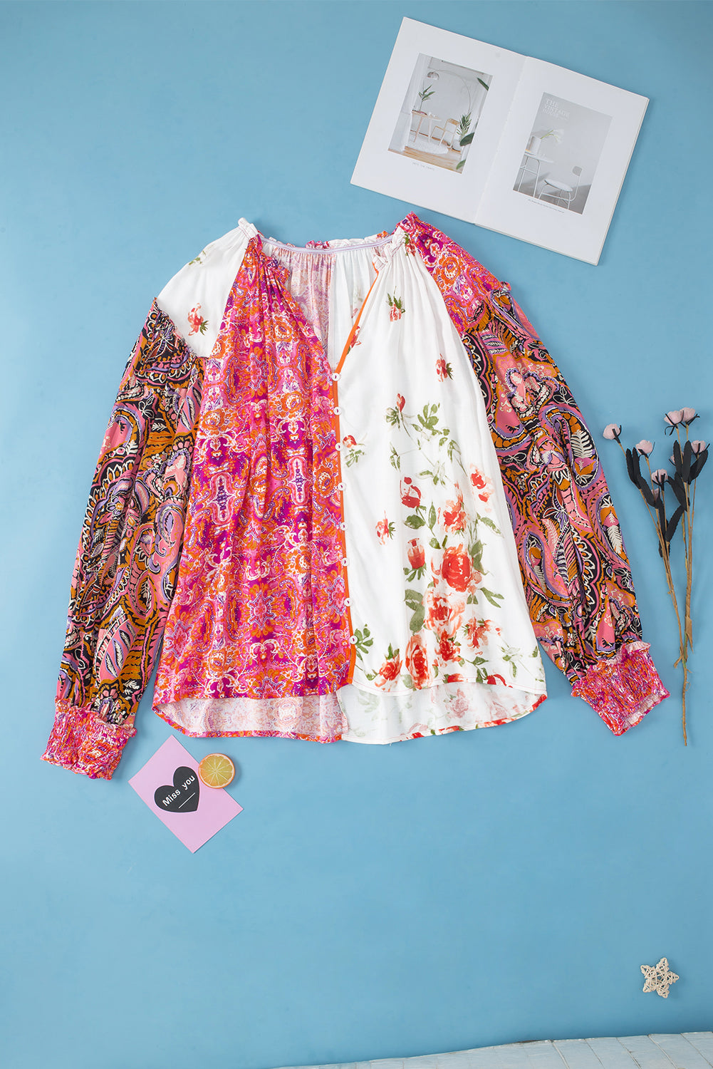 Ružičasta bluza s dugmadima i šarenim manžetama s cvjetnim motivima