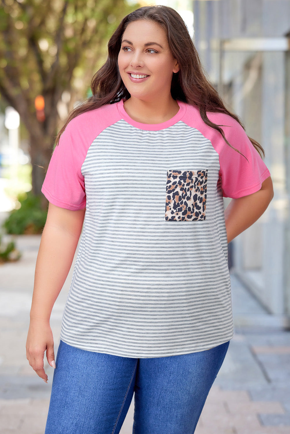 Gestreiftes T-Shirt mit aufgesetzter Tasche und Leopardenmuster in Übergröße mit Raglanärmeln