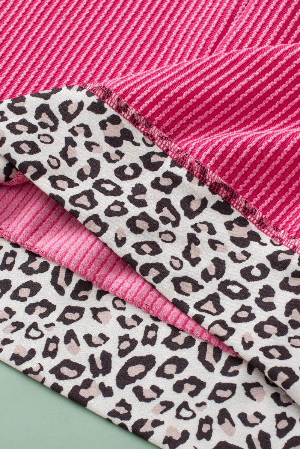 Rožnato rdeč leopard obroba z V izrezom in kratkimi rokavi, velika majica z vrvicami