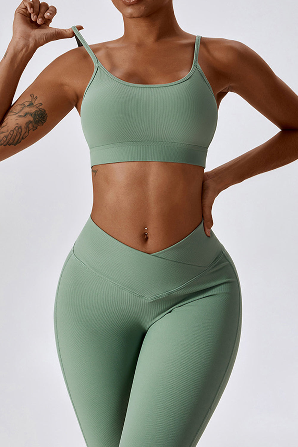 Ensemble d'entraînement actif soutien-gorge actif vert herbe et leggings arqués