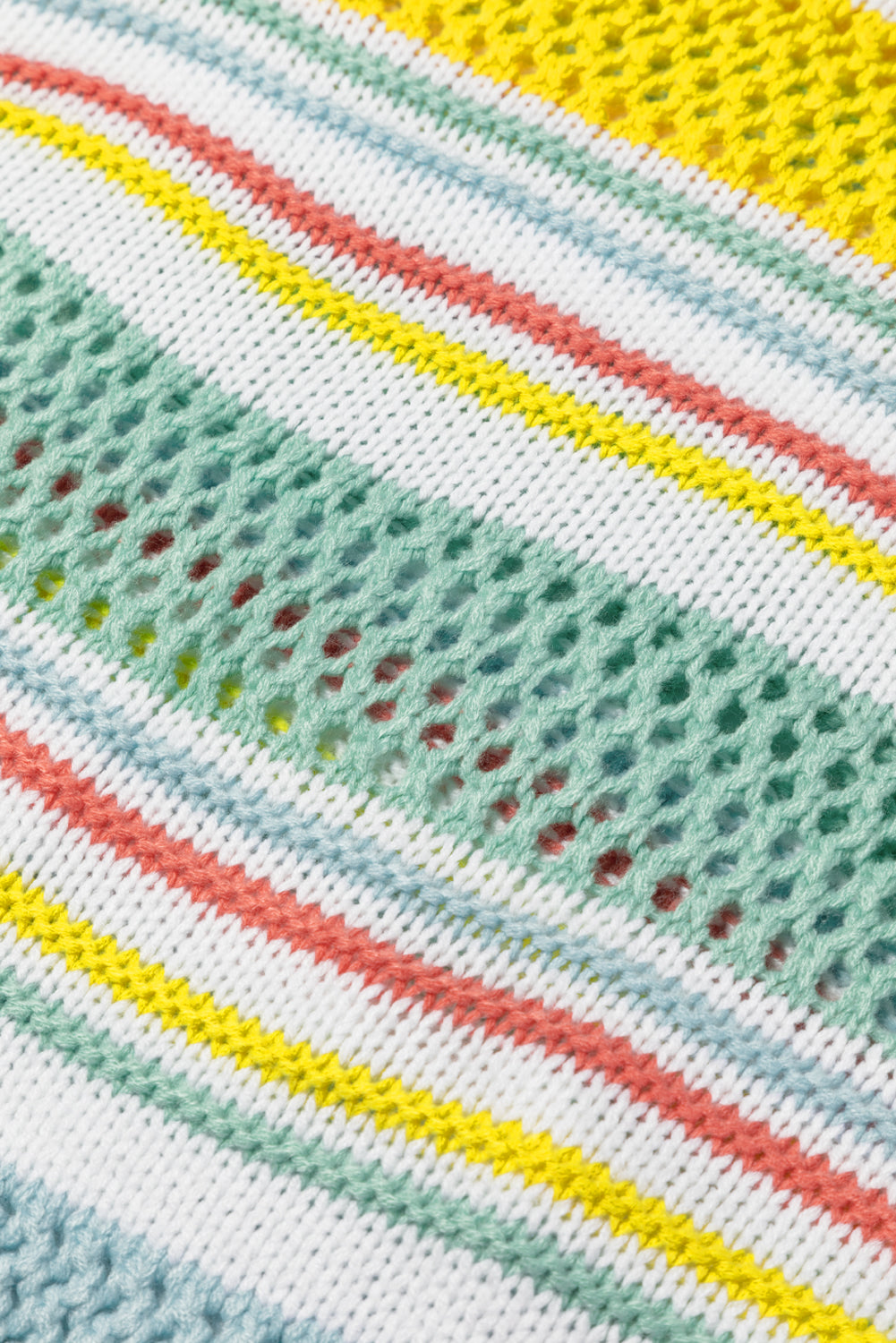 Pull multicolore à manches contrastées en tricot à rayures creuses