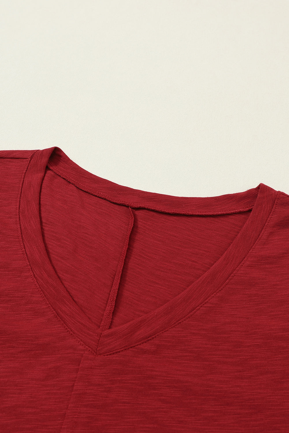 Rotes Sandelholz-Langarm-T-Shirt mit V-Ausschnitt und Mittelnaht