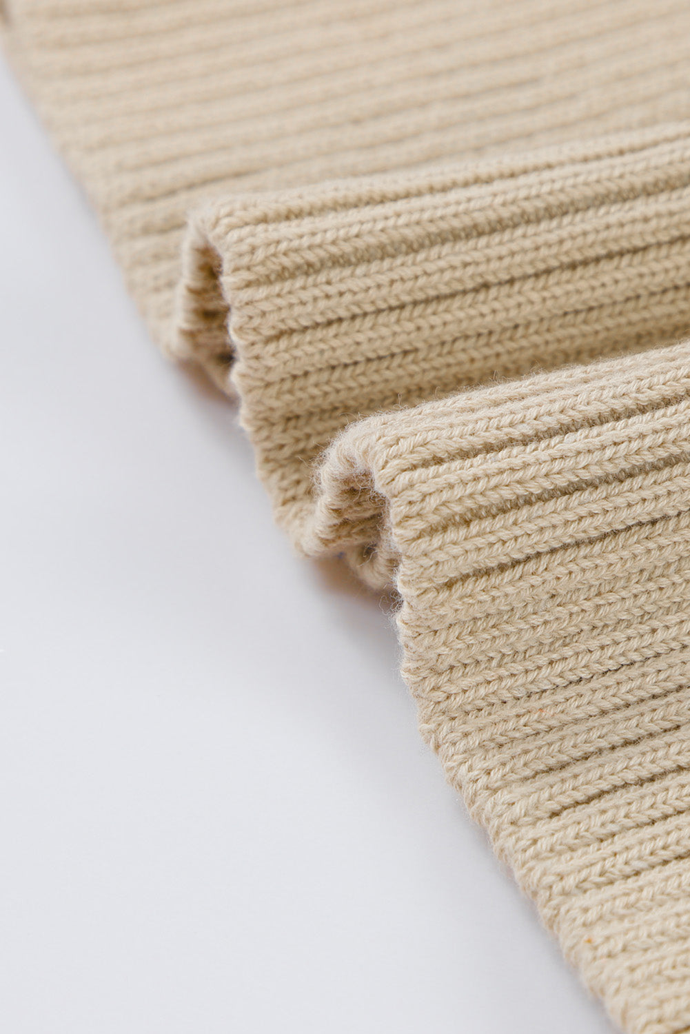 Maglione con maniche a sbuffo in maglia a costine a trecce color albicocca