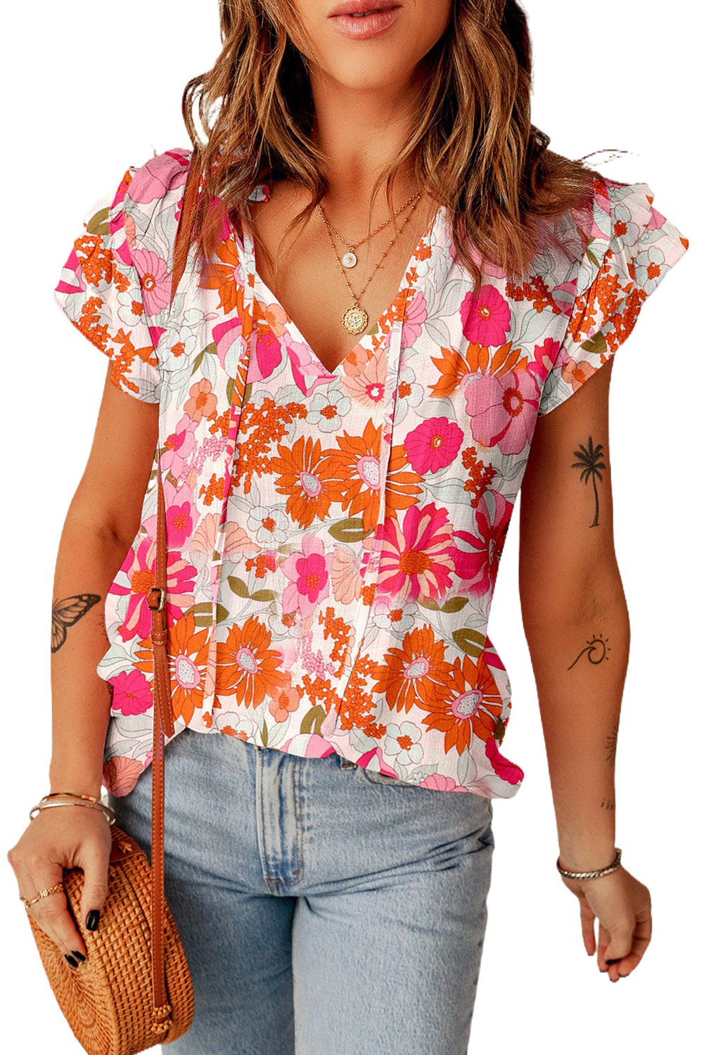 Večbarvna cvetlična bluza z razcepljenim V izrezom in naborki