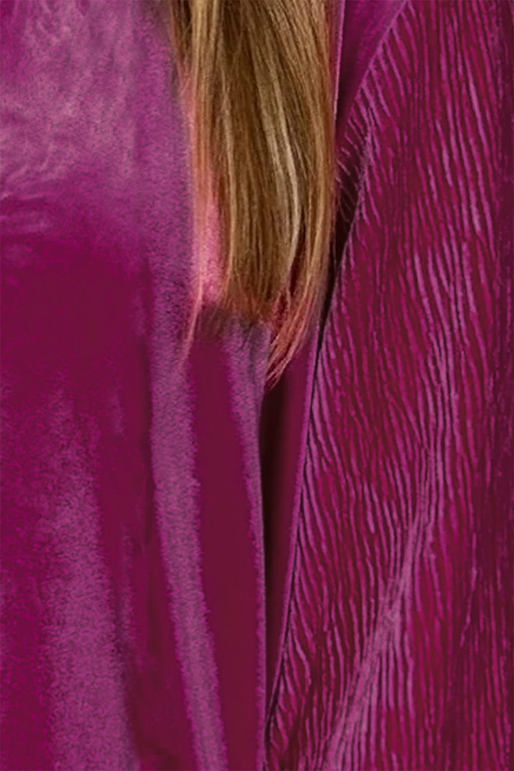 Svijetlo ružičasta majica s plisiranim mjehurićima, kratkim rukavima i baršunastim V izrezom