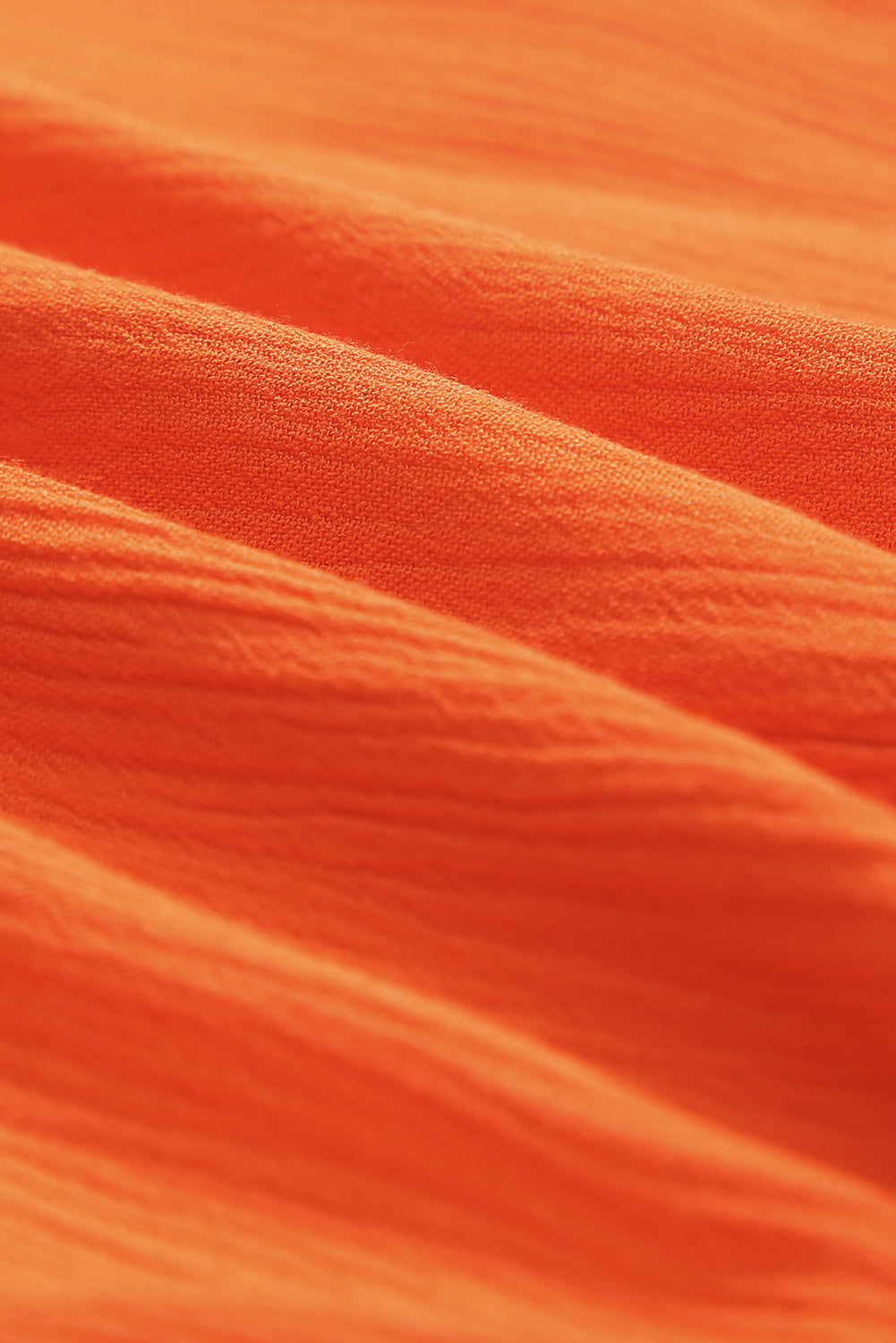 Narančaste hlače širokih nogavica u slojevima u struku