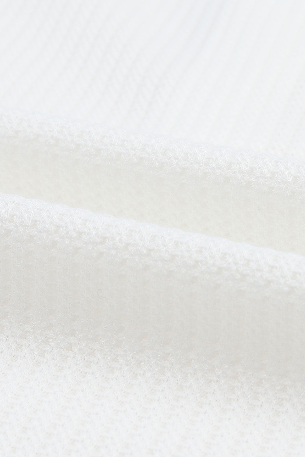 Weißes Lounge-Set aus Waffelstrick mit geknöpftem Langarm-Crop und Shorts