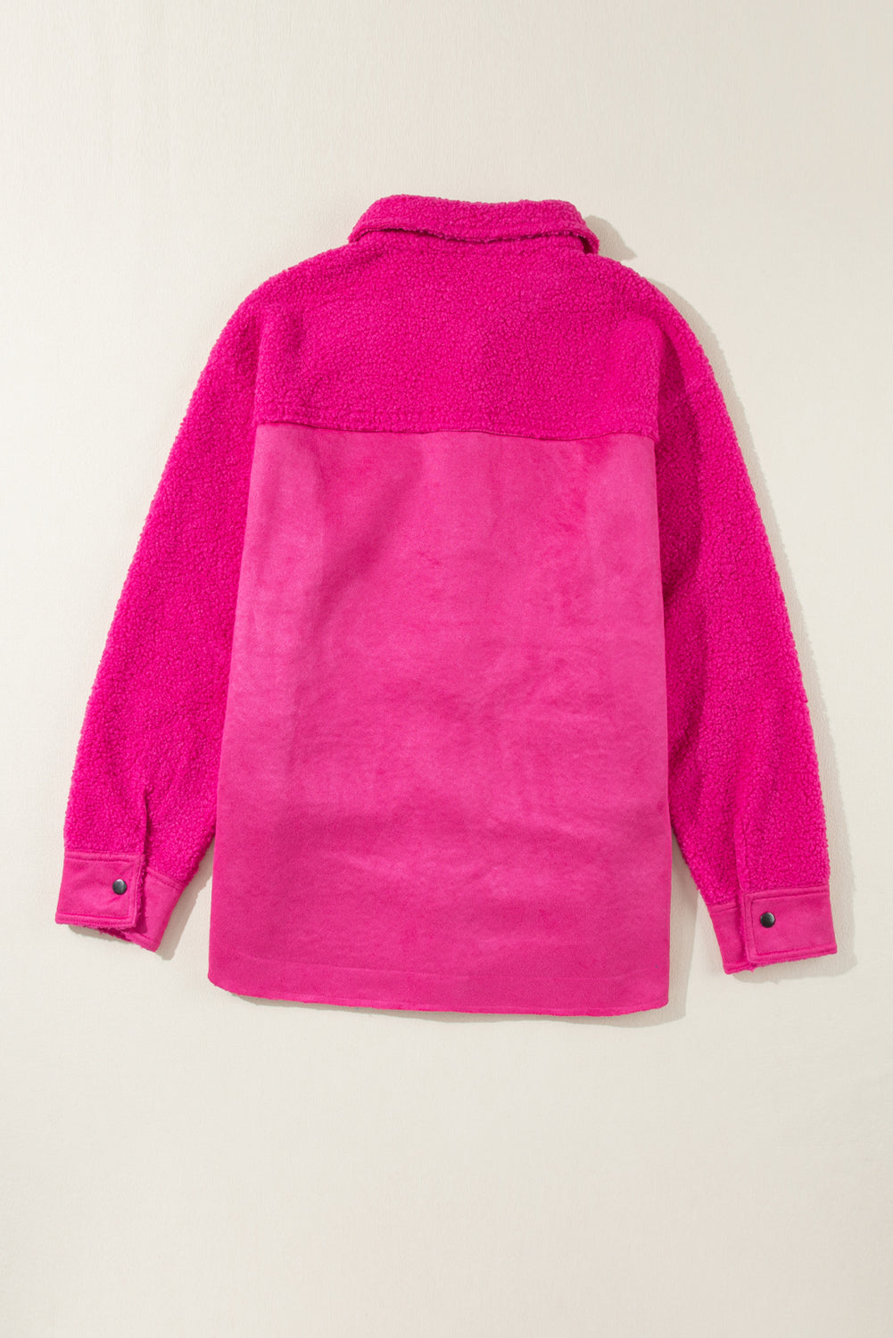 Shacket con bottoni patchwork in sherpa scamosciato rosa brillante
