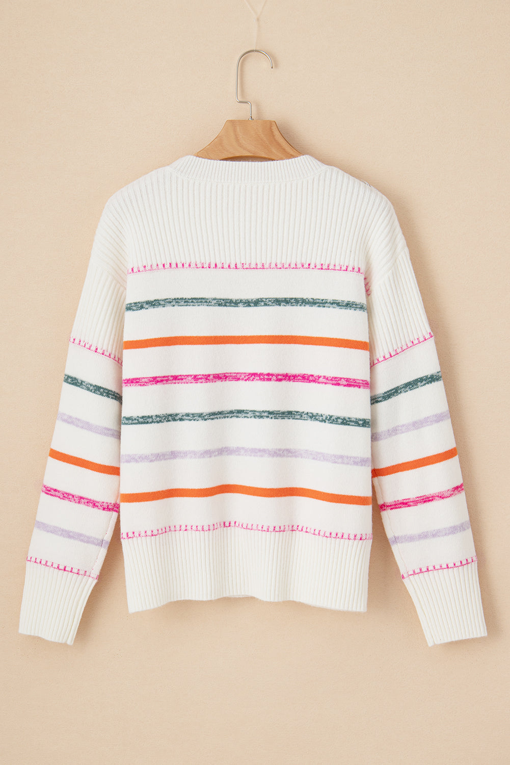 Weißer Pullover mit bunten Streifen und geripptem Rand