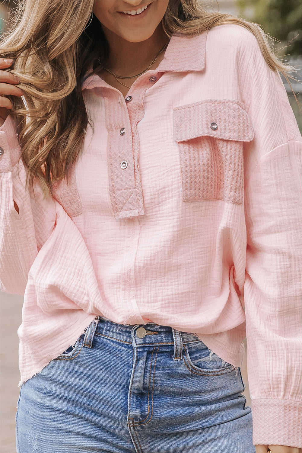 Ružičasta majica s dugim rukavima i džepovima na preklop