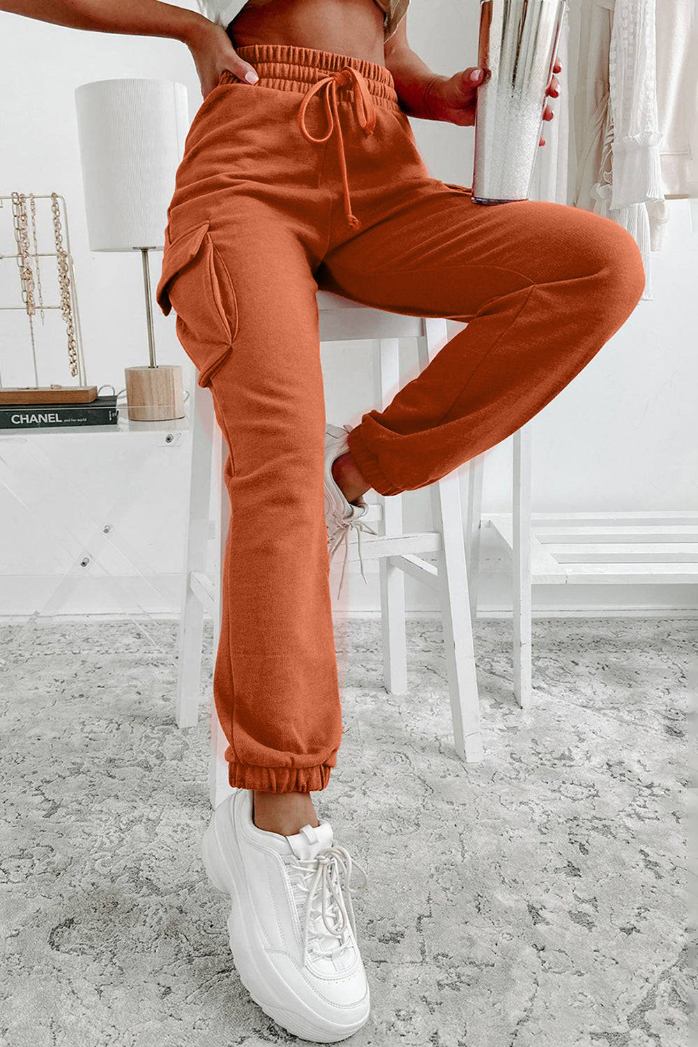 Pantaloni jogger con tasche cargo arancioni con coulisse