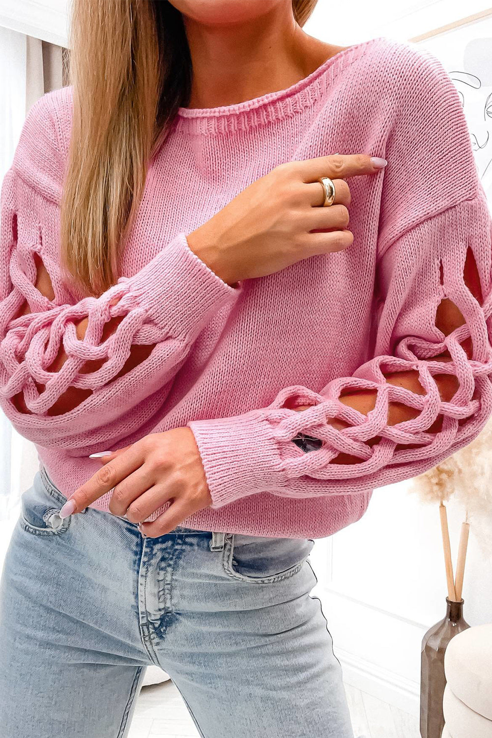 Rožnat tkan pulover s spuščenimi rokavi
