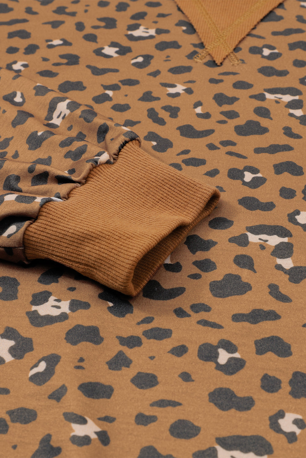 Skraćena majica s kapuljačom dugih rukava u obliku leoparda