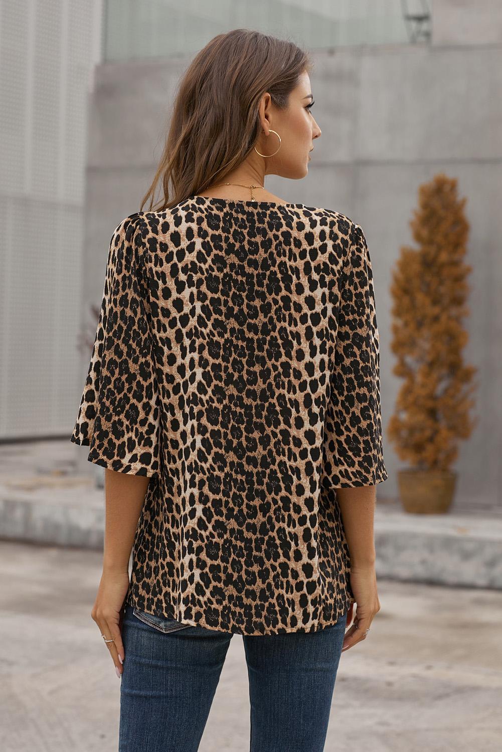 Blusa abbottonata con stampa leopardata