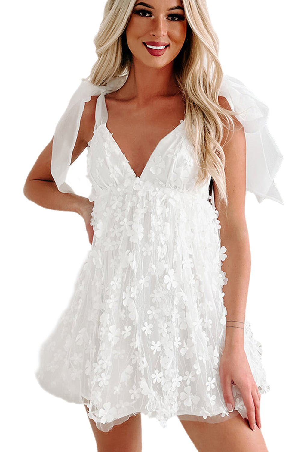 Elegantna napihnjena poročna obleka iz gaze z aplikacijo belega cvetja