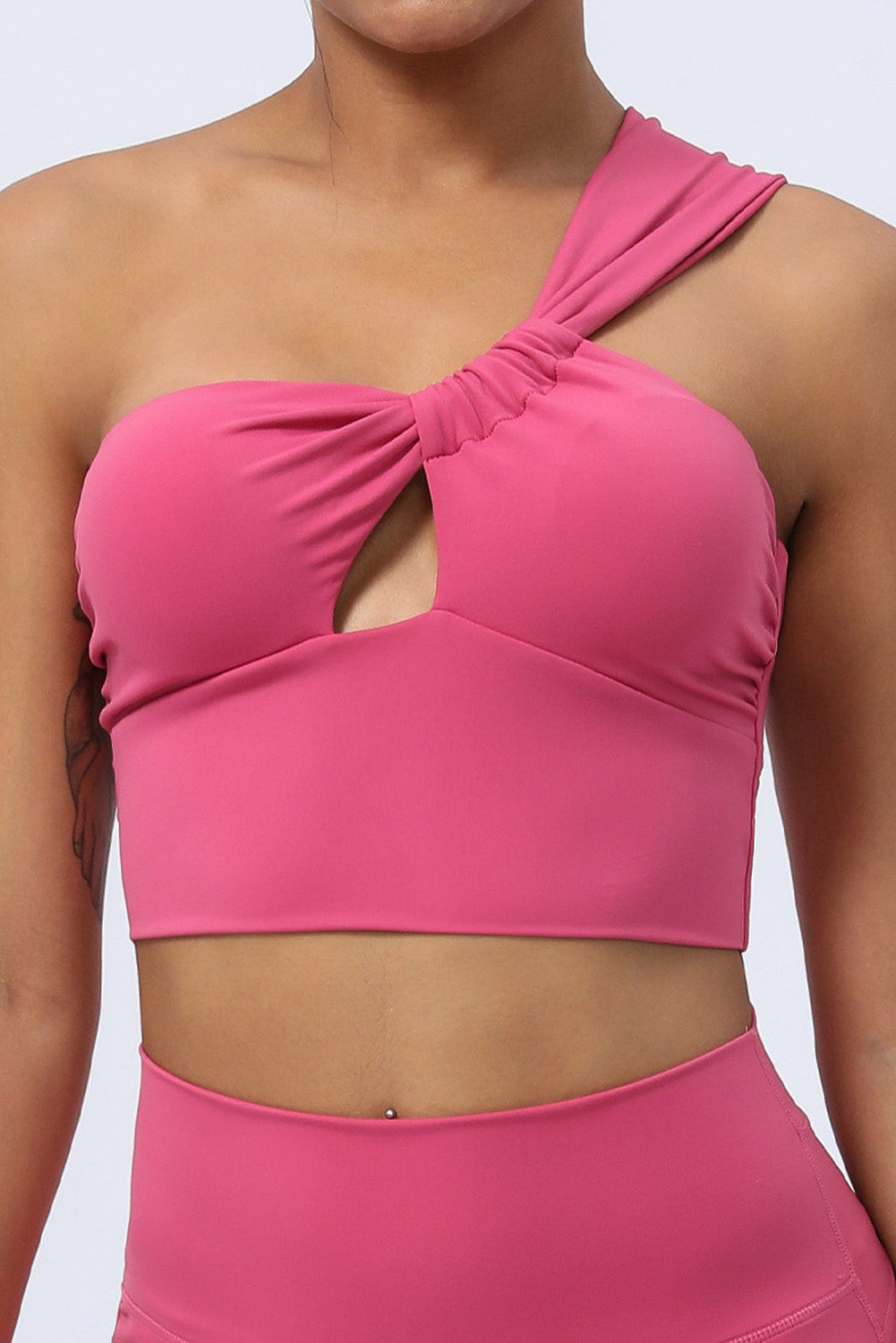 Soutien-gorge de yoga à une épaule découpée et froncée rouge rose