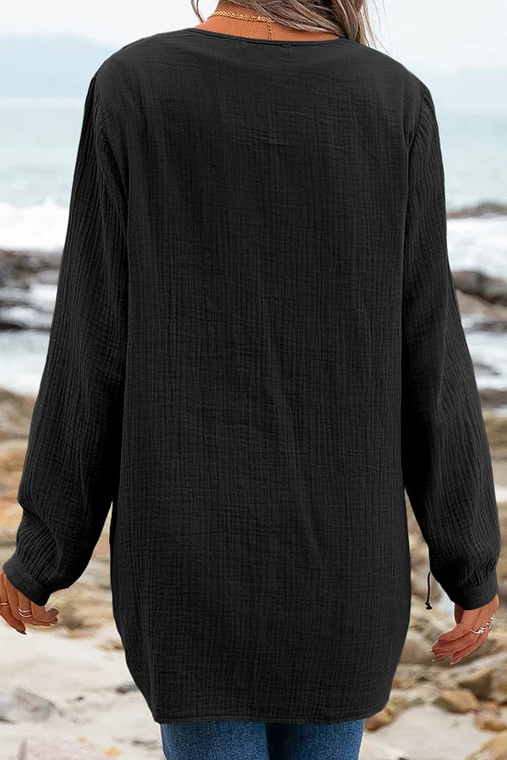 Crna ležerna slobodna majica s teksturiranim V izrezom