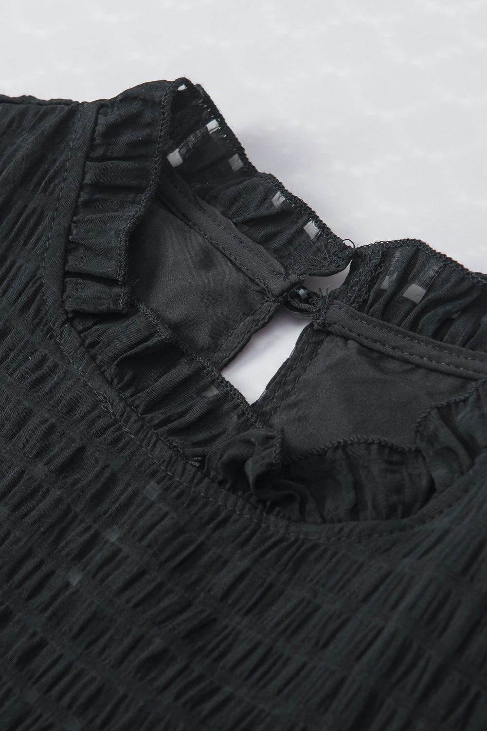 Crna bluza s rukavima s volanima i šupljom teksturom