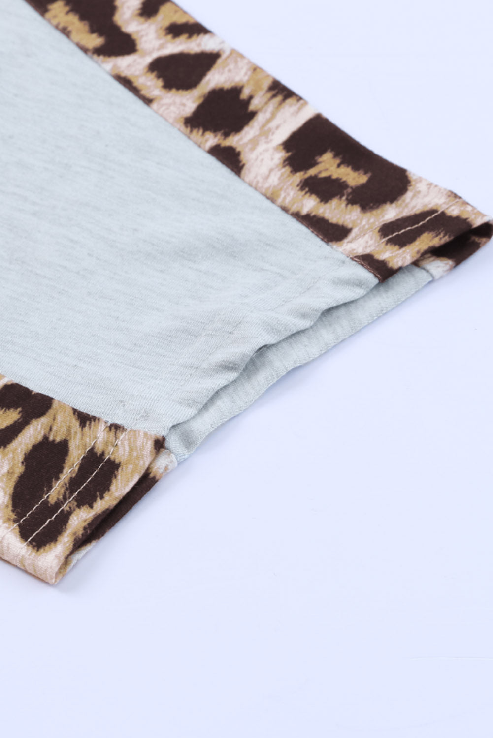 T-shirt a maniche corte con scollo a O con giunture leopardate grigie