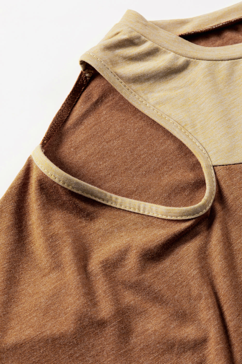 T-shirt color block asymétrique à découpes marron