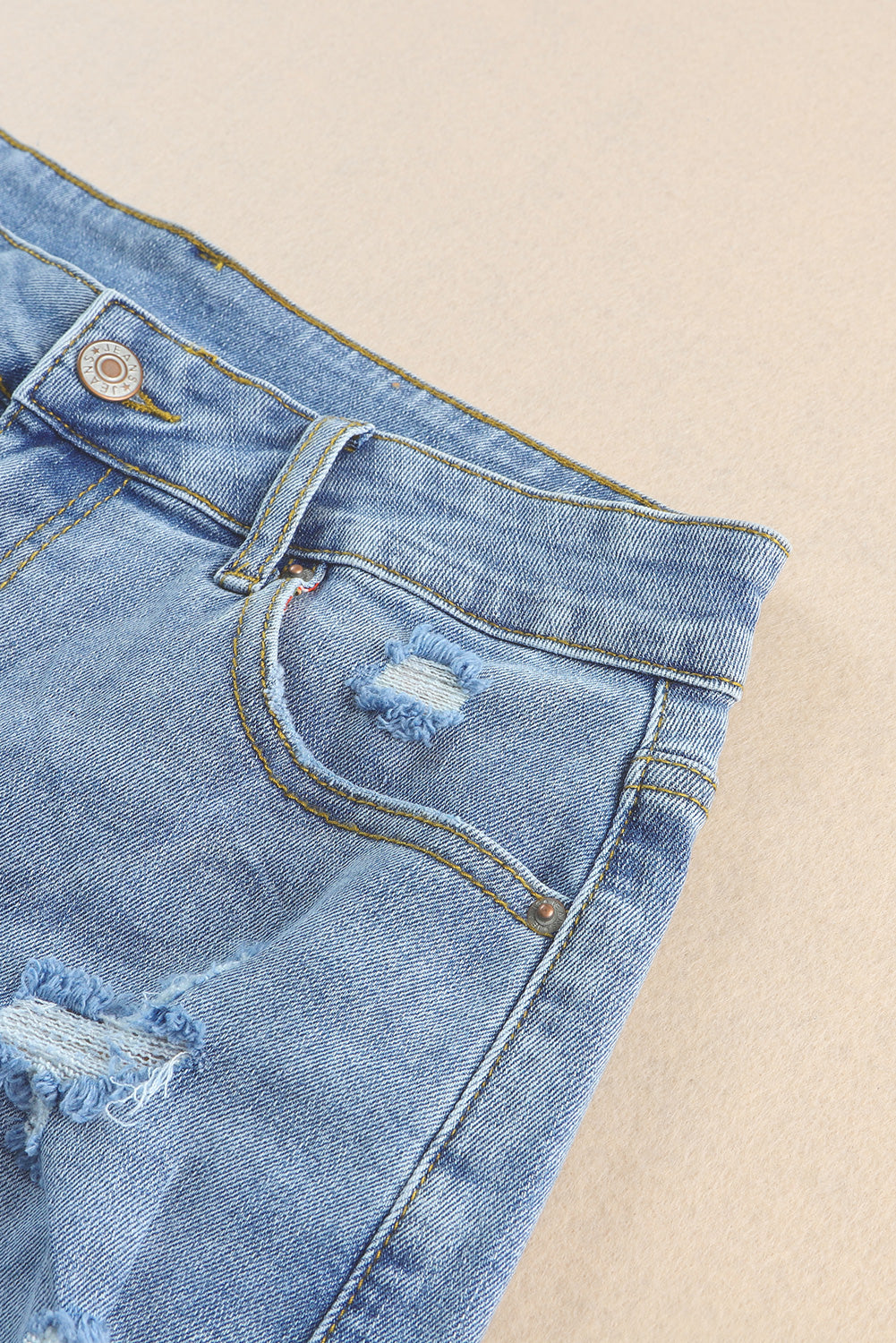 Himmelblaue Denim-Shorts mit floralem Strickeinsatz und unbearbeitetem Saum