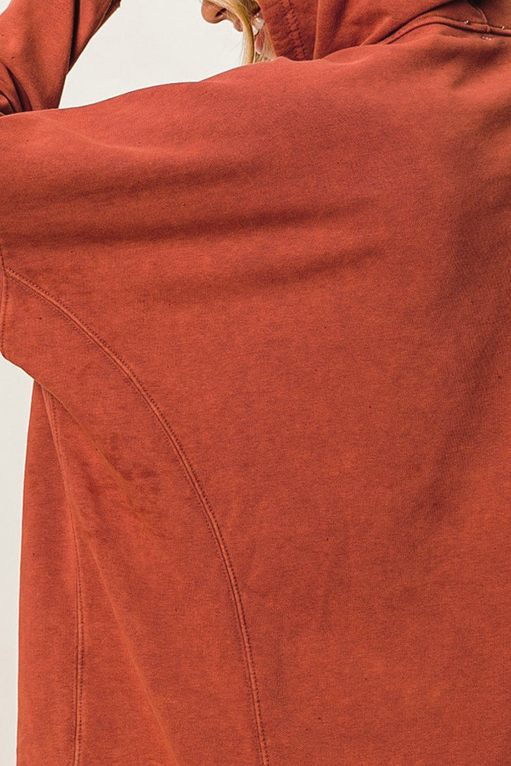 Sweat à capuche orange surdimensionné avec boutons-pression et trou pour le pouce