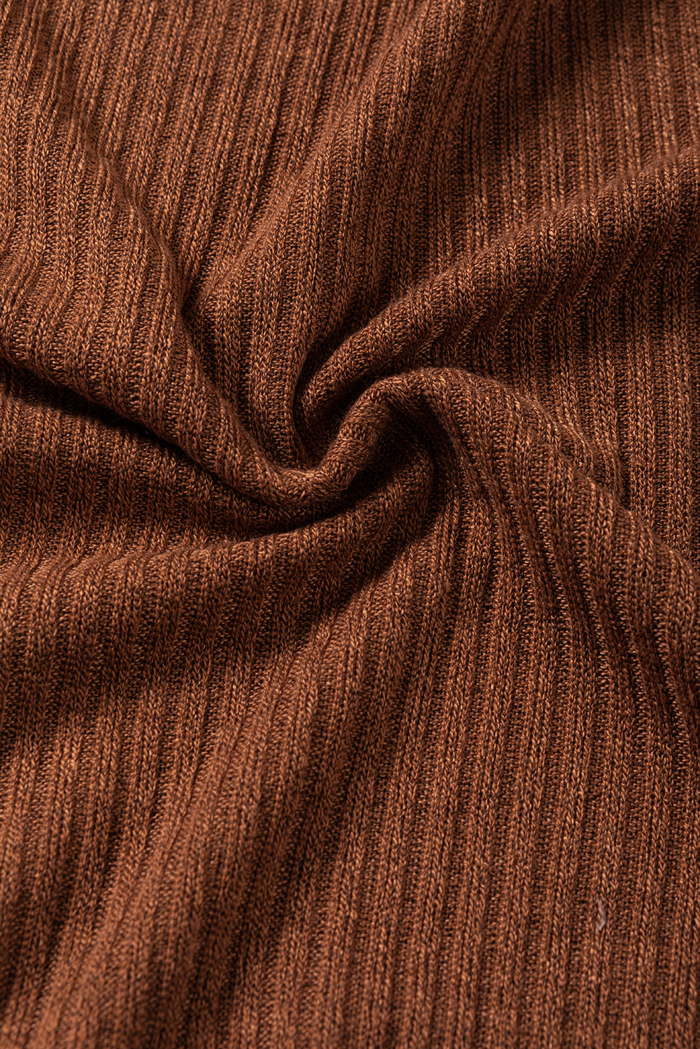 Haut texturé en tricot côtelé châtain à épaules tombantes et manches à volants