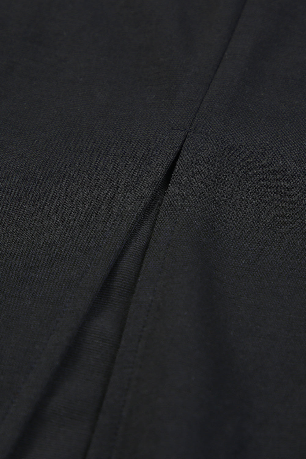 Robe midi moulante noire à bretelles en strass et bordure en plumes avec fente