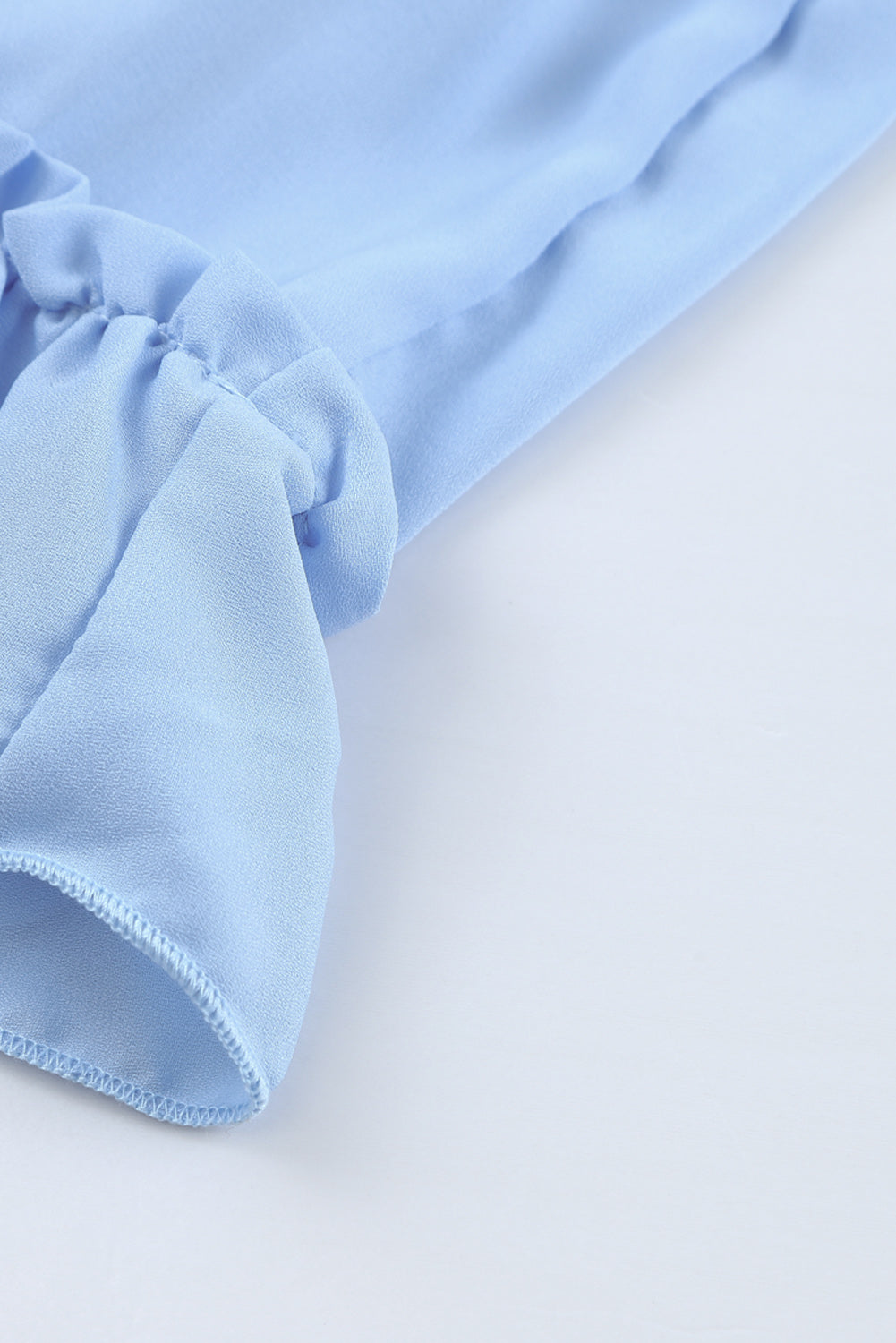 Svetlo modra večplastna mini obleka z dolgimi rokavi in ​​naborki z v-izrezom