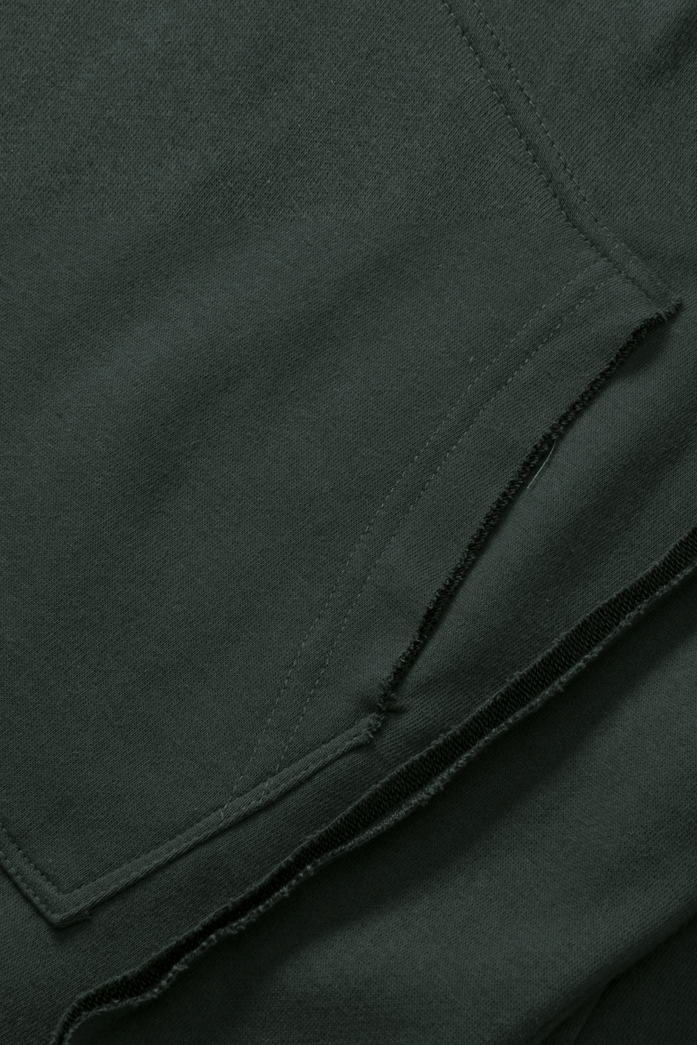 Siva majica s kapuco z neobdelanimi robovi in ​​žepi z izpostavljenimi šivi