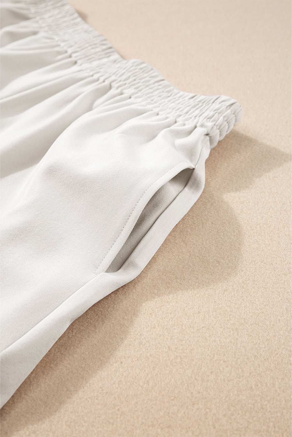 Bel komplet kratkih hlač z elastiko v pasu Ricrac