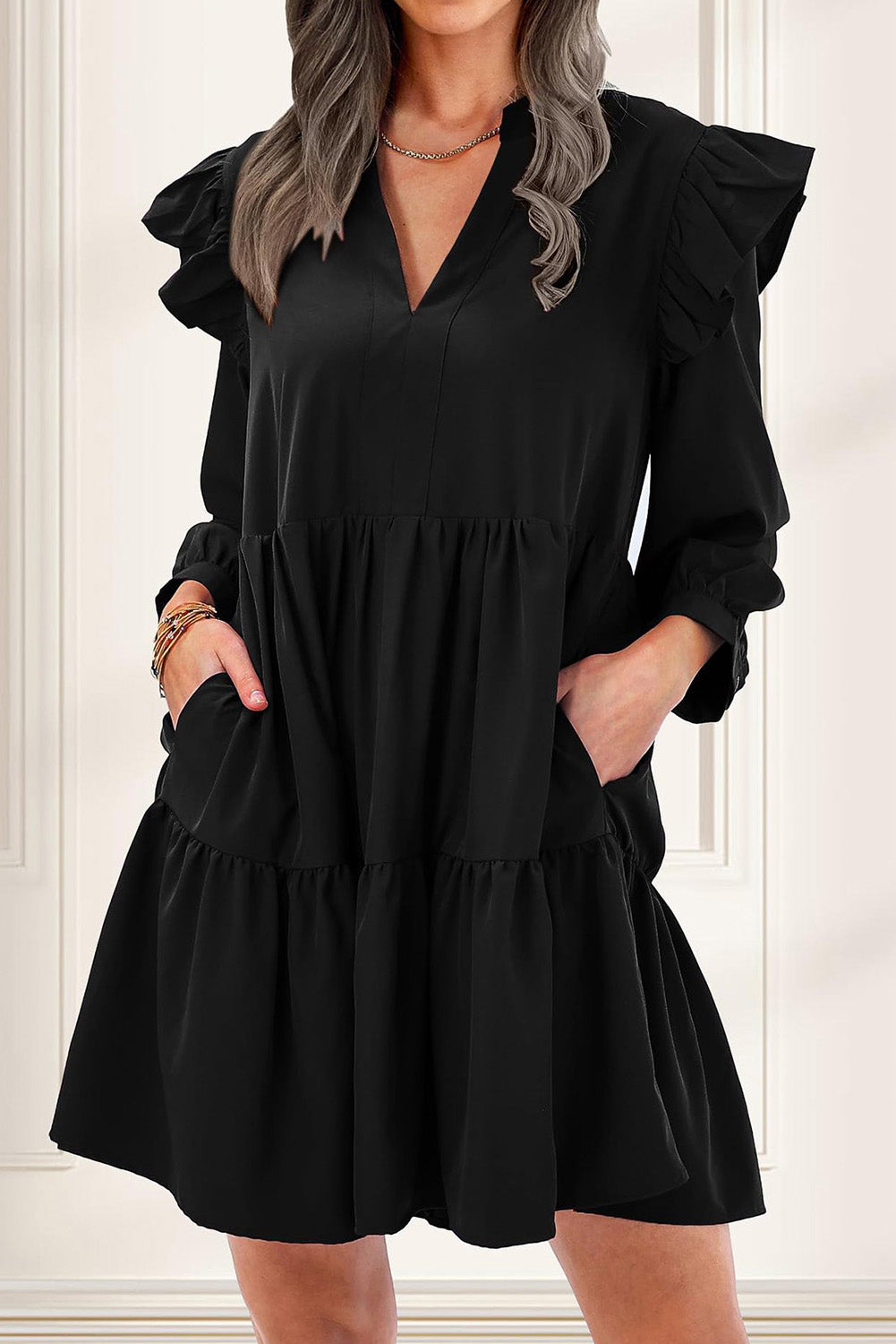 Črna večplastna naborana obleka z v izrezom in žepi