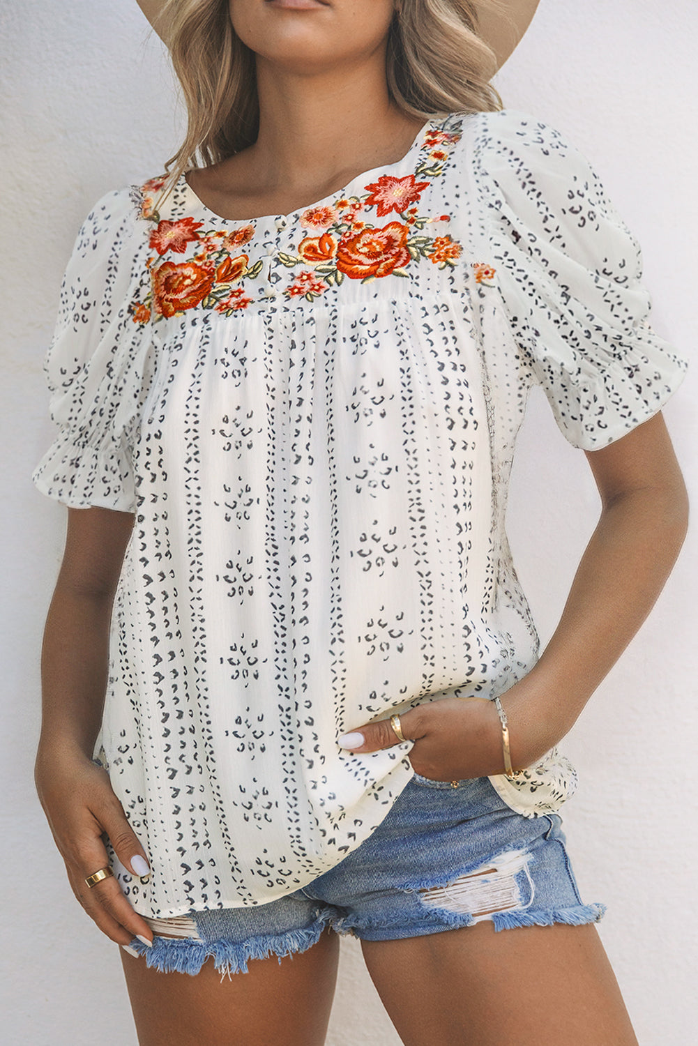 Weiße, mit Blumen bestickte Crinkle-Bluse im ethnischen Stil