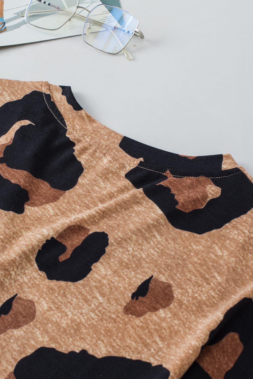 Svetla francoska bež majica s kratkimi rokavi v barvi leoparda in z gumbi z v-izrezom