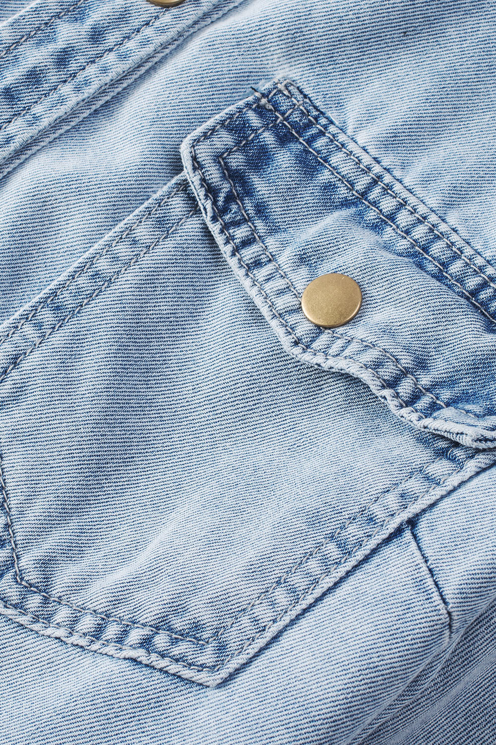 Veste en jean boutonnée à manches cloche et poches poitrine bleu ciel