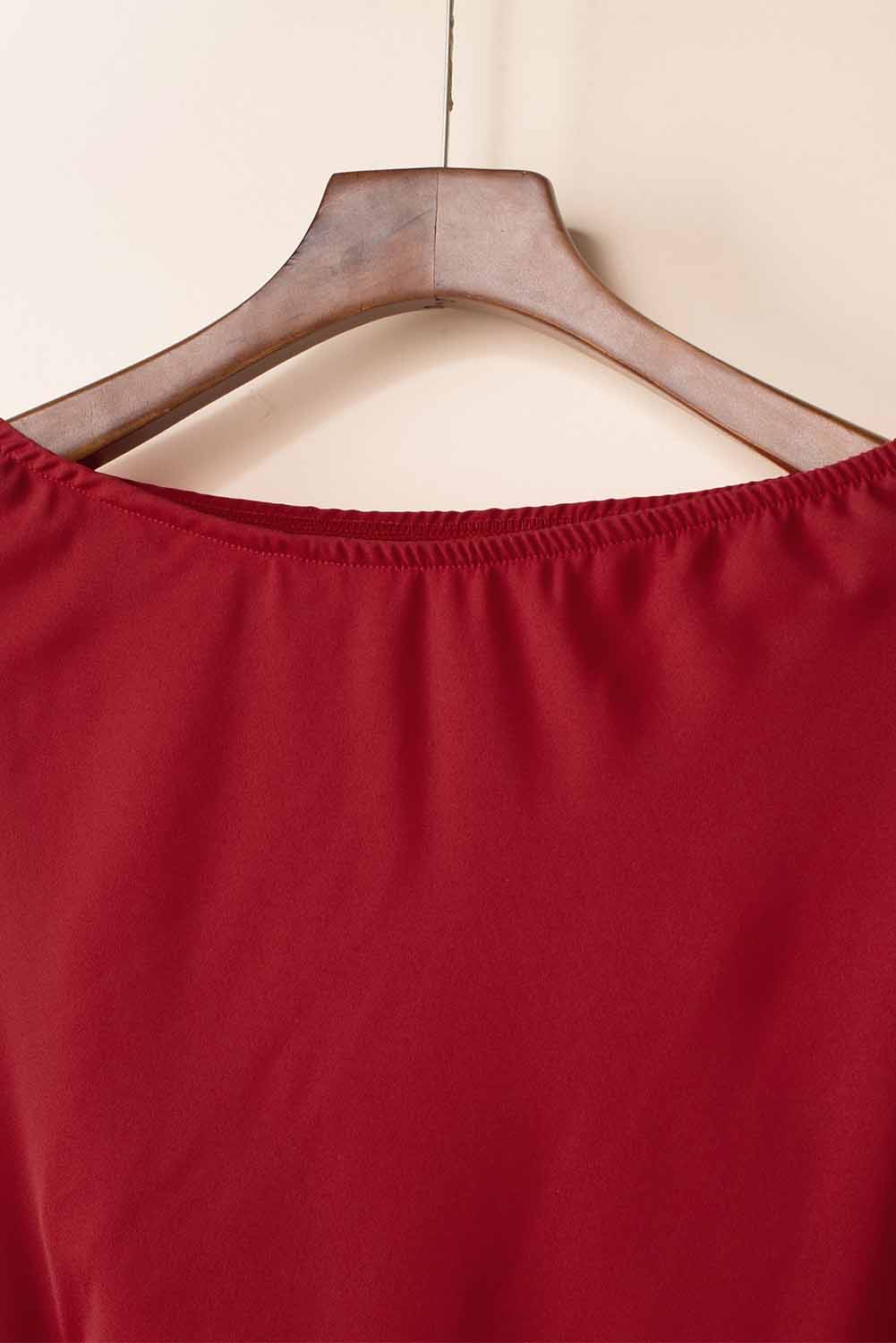 Mini-robe rouge à une épaule et manches chauve-souris de couleur unie