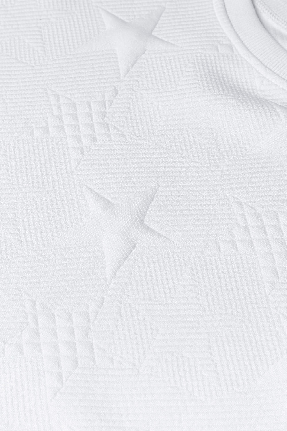Pulover s spuščenimi rameni z vtisnjeno teksturo v obliki zvezd breskovega cveta