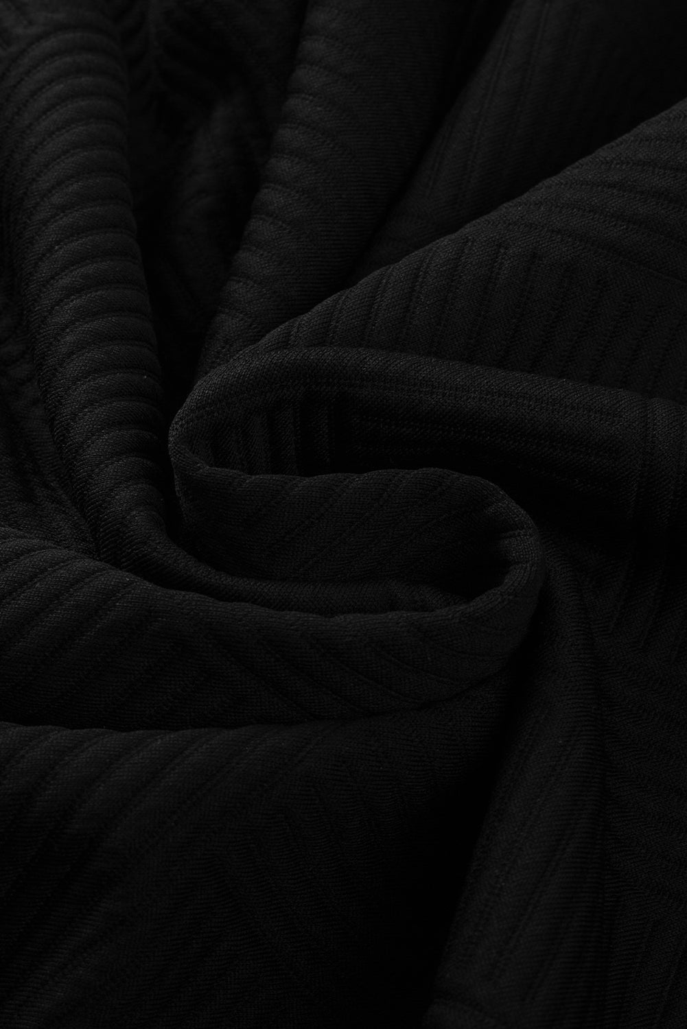 Haut noir texturé à épaules tombantes et blocs de couleurs
