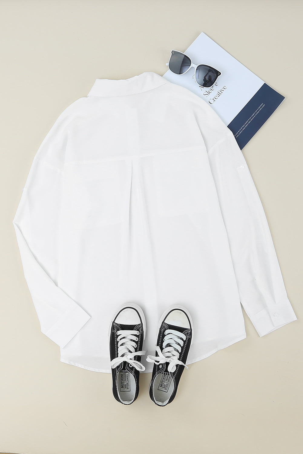 Chemise boutonnée à manches longues et poche unie blanche