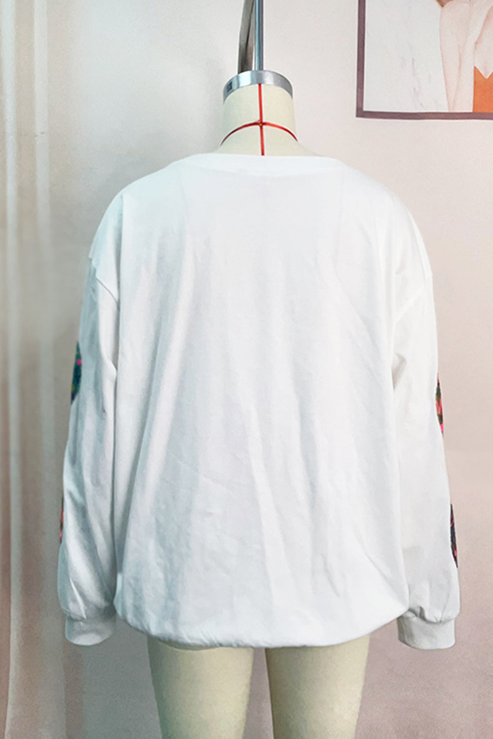 Weißes, mit Pailletten besetztes, übergroßes Sweatshirt mit überschnittener Schulter und Ostereiern