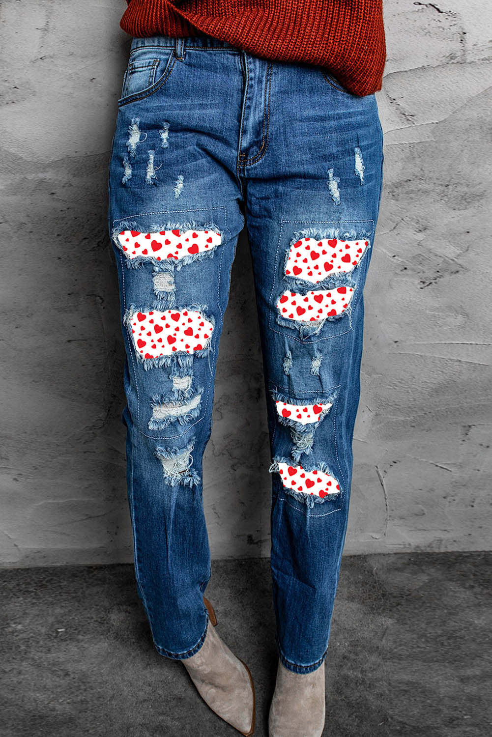 Jeans a gamba dritta effetto invecchiato patchwork con cuore di San Valentino