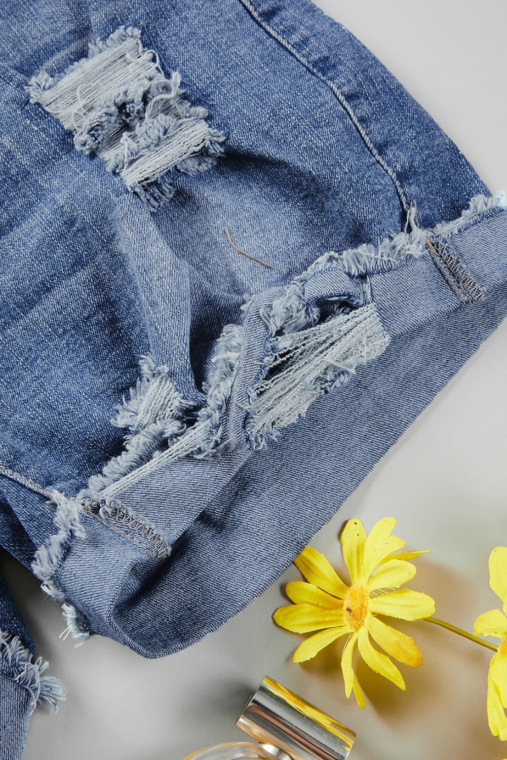 Short en jean décontracté à motif floral et ourlet roulé