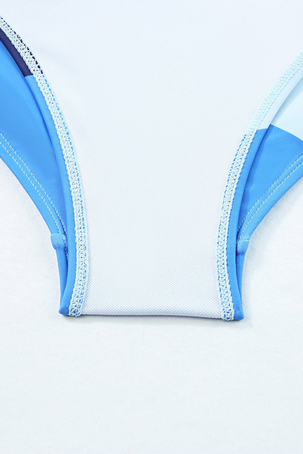 Himmelblauer, bedruckter Badeanzug mit Farbblock und Kordelzug an den Seiten